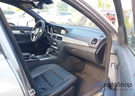 2014 Mercedes-Benz C 300 Sport 4Matic z USA, uszkodzony, nr VIN WDDGF8ABXEG231794